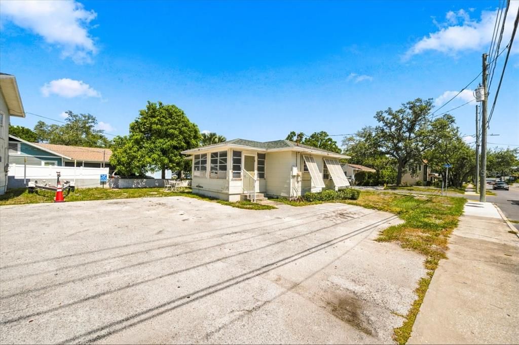 For Sale: $395,000 (2 beds, 1 baths, 1516 Square Feet)