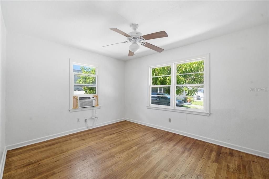 For Sale: $395,000 (2 beds, 1 baths, 1516 Square Feet)