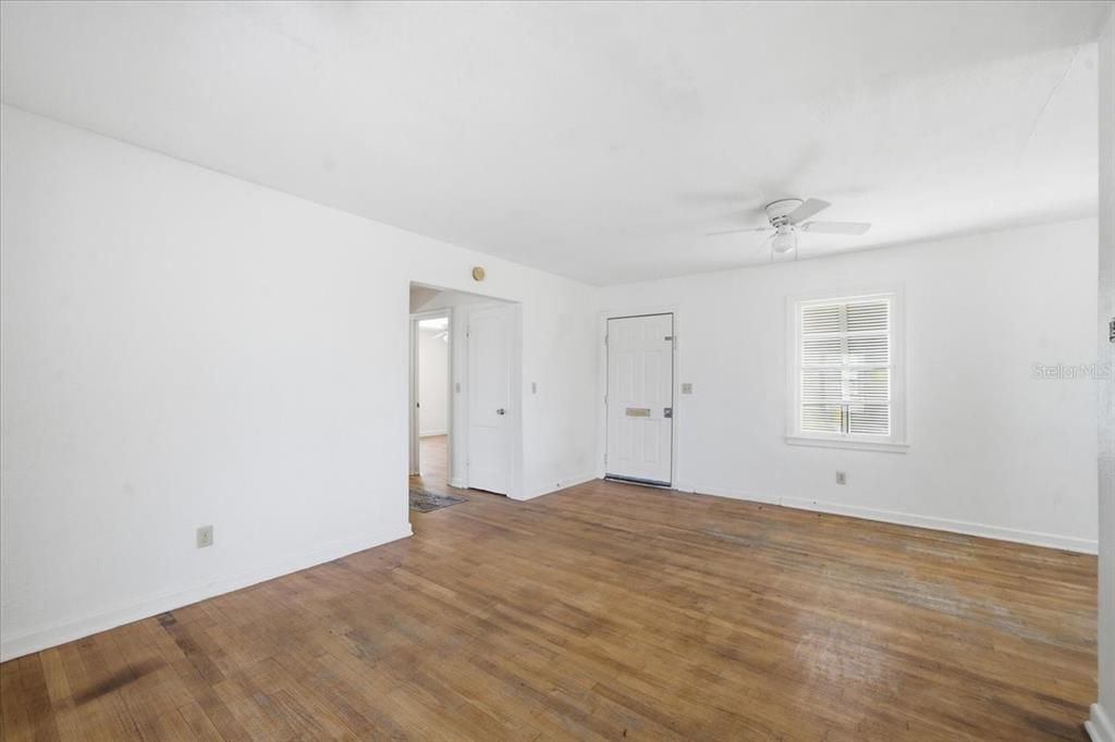 For Sale: $395,000 (2 beds, 1 baths, 1516 Square Feet)