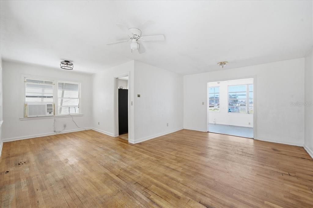 For Sale: $395,000 (2 beds, 1 baths, 1516 Square Feet)
