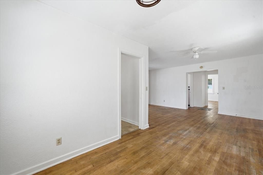 For Sale: $395,000 (2 beds, 1 baths, 1516 Square Feet)