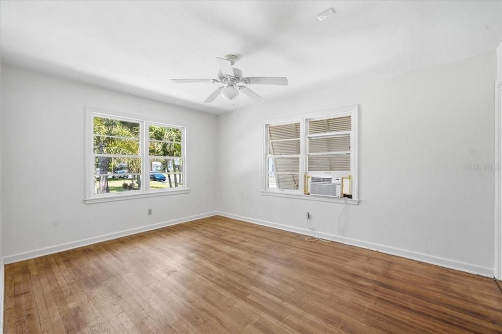 For Sale: $395,000 (2 beds, 1 baths, 1516 Square Feet)
