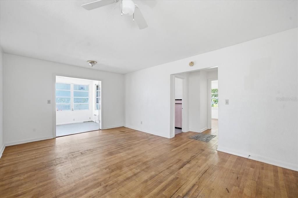For Sale: $395,000 (2 beds, 1 baths, 1516 Square Feet)