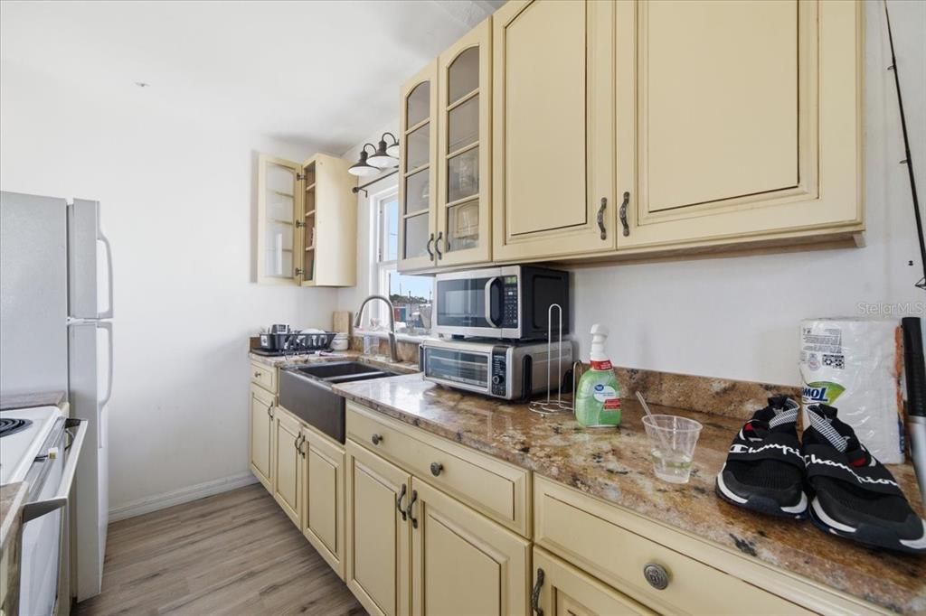 For Sale: $395,000 (2 beds, 1 baths, 1516 Square Feet)