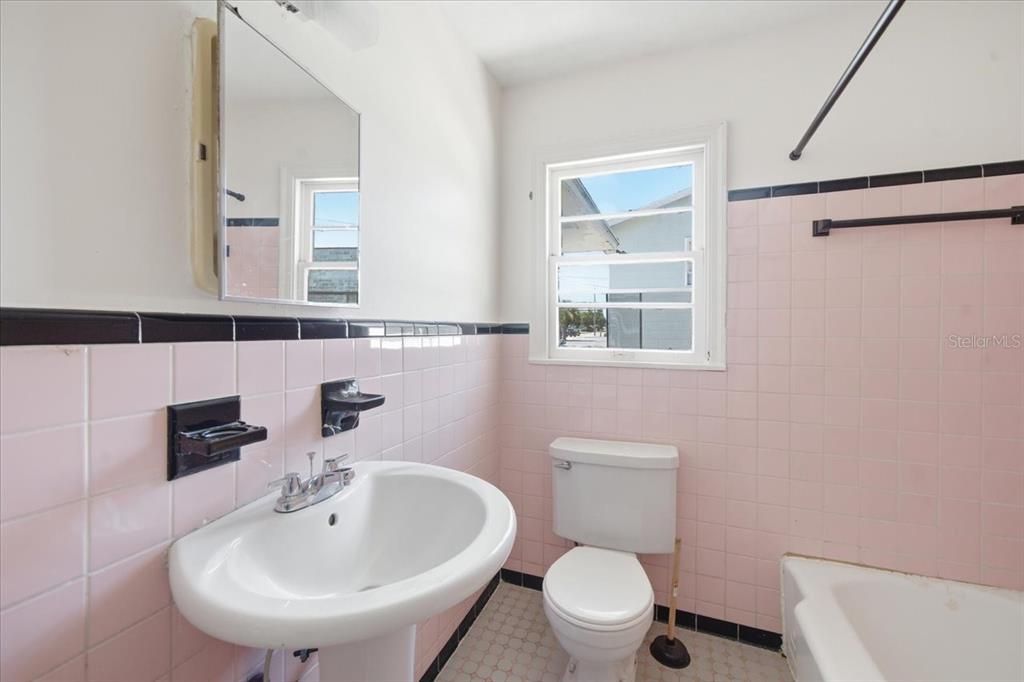For Sale: $395,000 (2 beds, 1 baths, 1516 Square Feet)