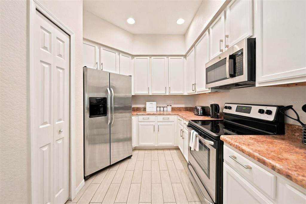 На продажу: $199,900 (2 спален, 2 ванн, 1445 Квадратных фут)