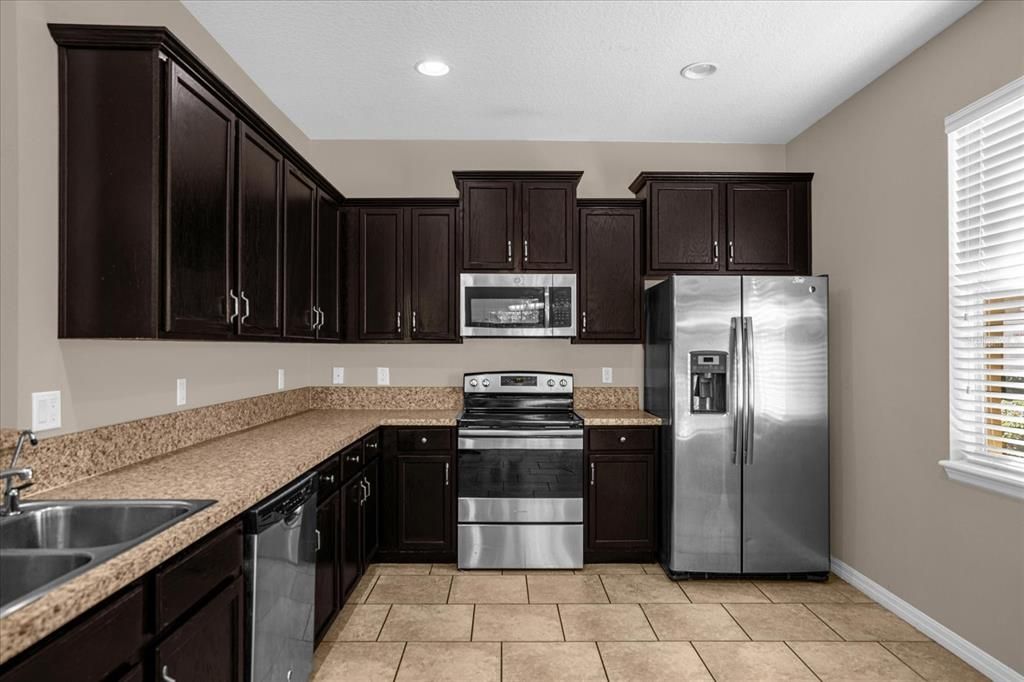 For Rent: $1,900 (3 beds, 2 baths, 1588 Square Feet)