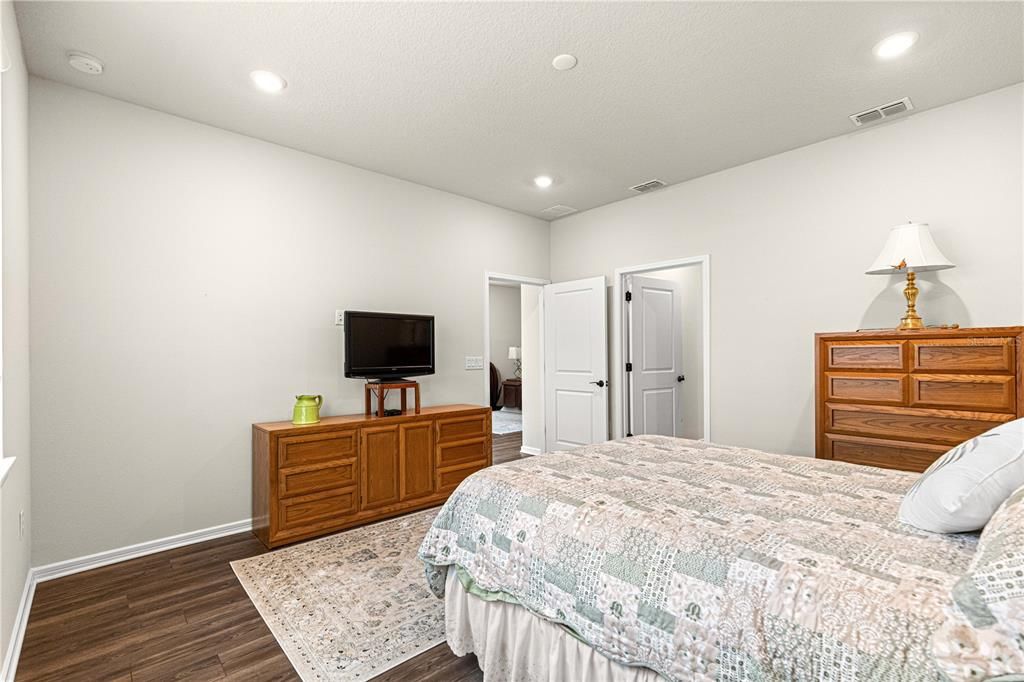 For Sale: $349,000 (2 beds, 2 baths, 1656 Square Feet)