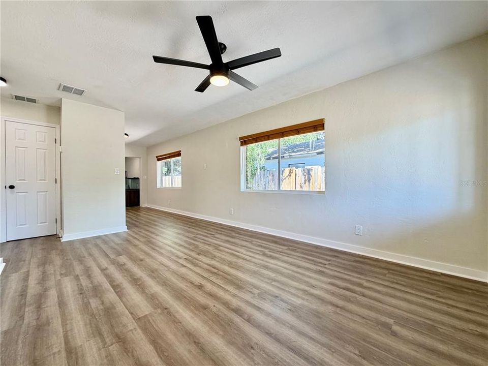 В аренду: $1,950 (2 спален, 1 ванн, 875 Квадратных фут)