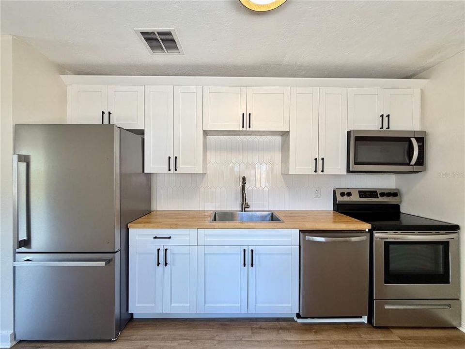 В аренду: $1,950 (2 спален, 1 ванн, 875 Квадратных фут)