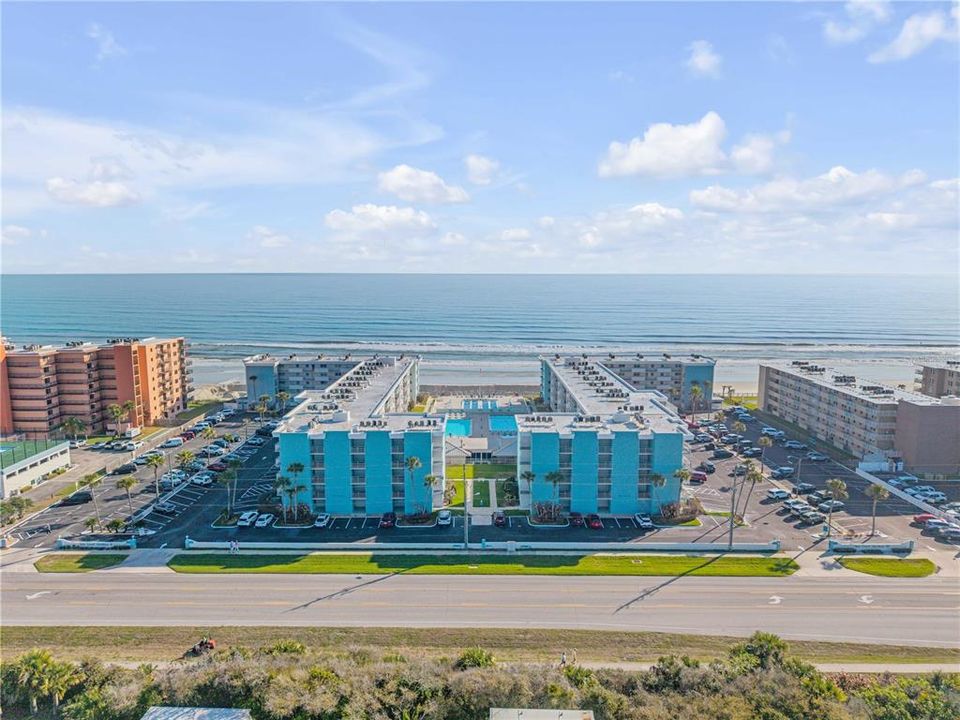 For Sale: $335,000 (1 beds, 1 baths, 758 Square Feet)