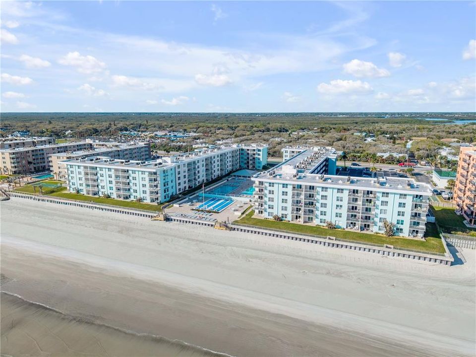 For Sale: $335,000 (1 beds, 1 baths, 758 Square Feet)