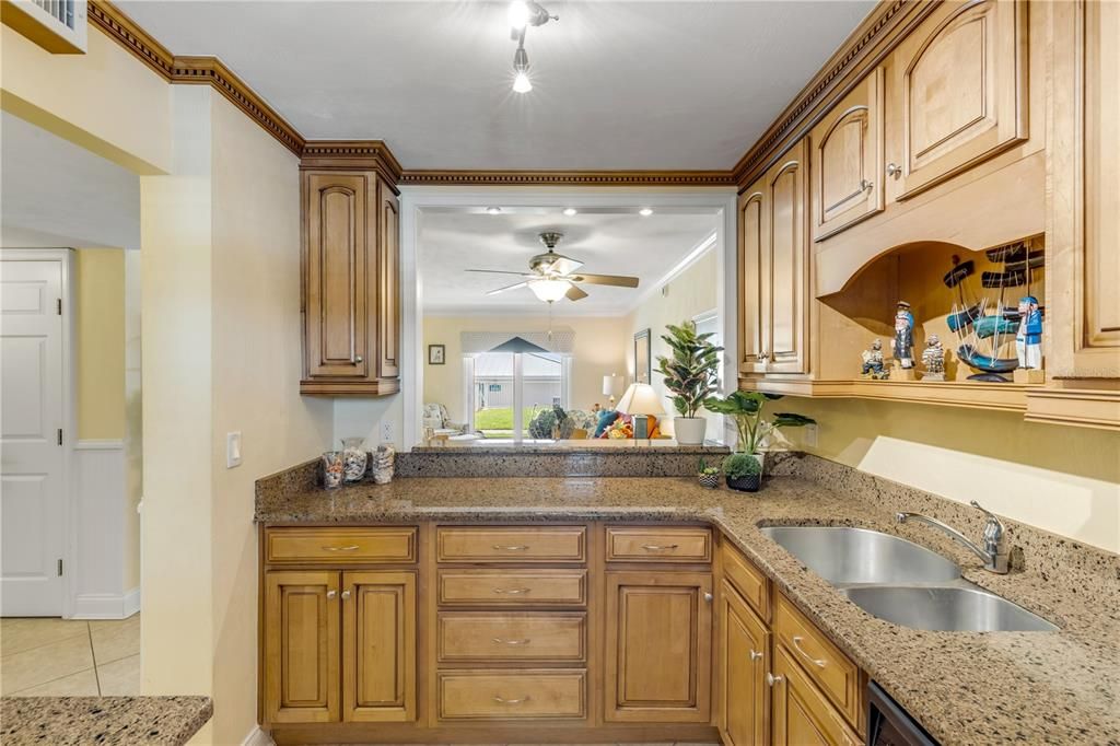 For Sale: $335,000 (1 beds, 1 baths, 758 Square Feet)