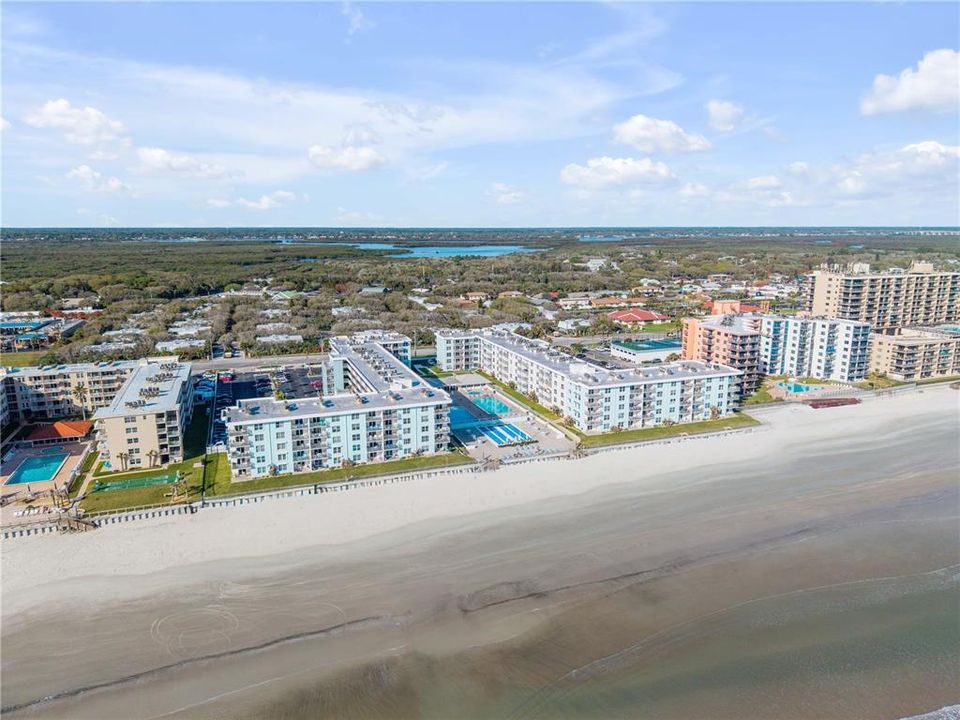 For Sale: $335,000 (1 beds, 1 baths, 758 Square Feet)