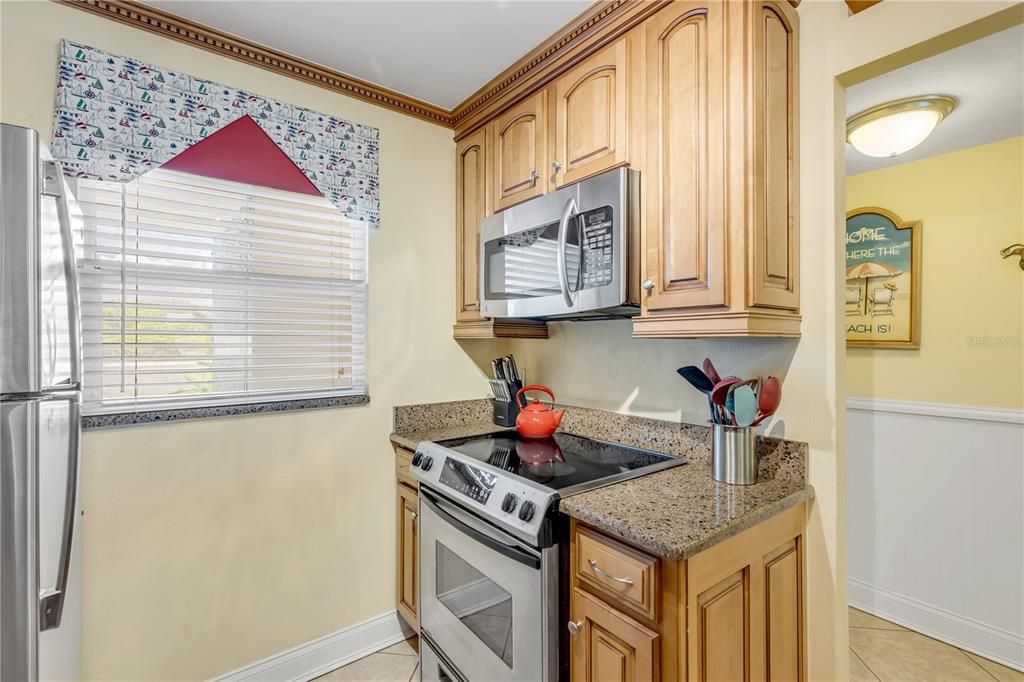 For Sale: $335,000 (1 beds, 1 baths, 758 Square Feet)