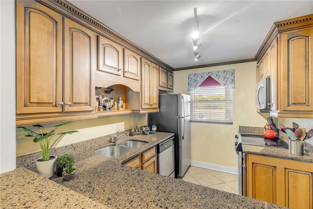 For Sale: $335,000 (1 beds, 1 baths, 758 Square Feet)