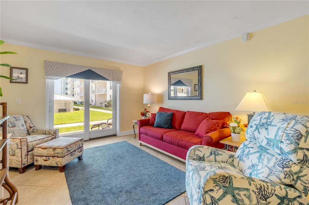For Sale: $335,000 (1 beds, 1 baths, 758 Square Feet)