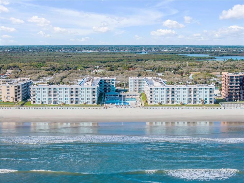 For Sale: $335,000 (1 beds, 1 baths, 758 Square Feet)