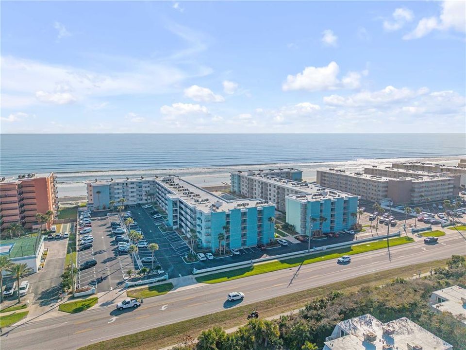 For Sale: $335,000 (1 beds, 1 baths, 758 Square Feet)