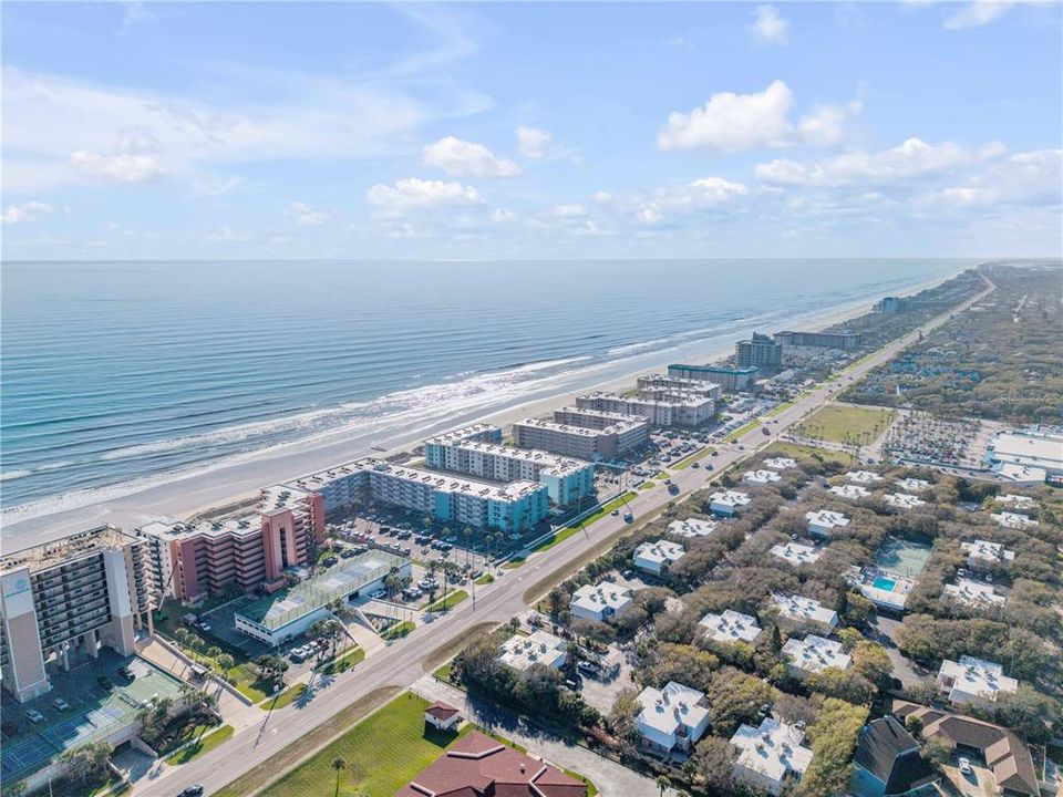 For Sale: $335,000 (1 beds, 1 baths, 758 Square Feet)
