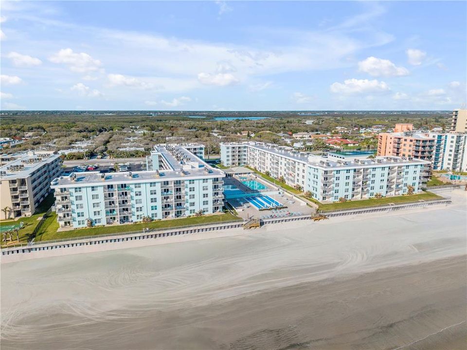 For Sale: $335,000 (1 beds, 1 baths, 758 Square Feet)