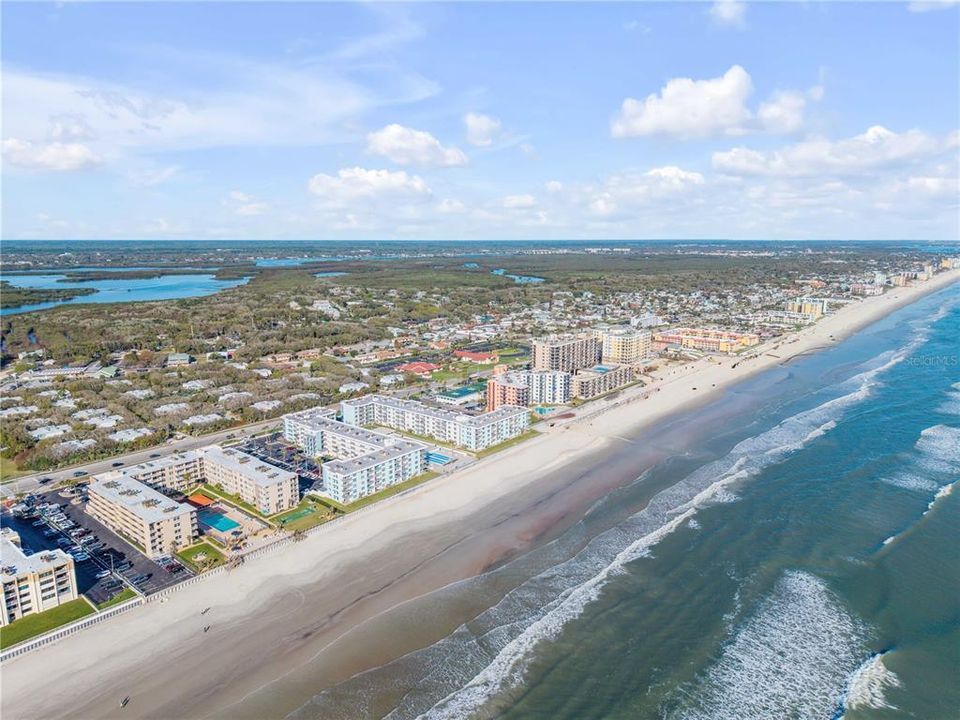 For Sale: $335,000 (1 beds, 1 baths, 758 Square Feet)