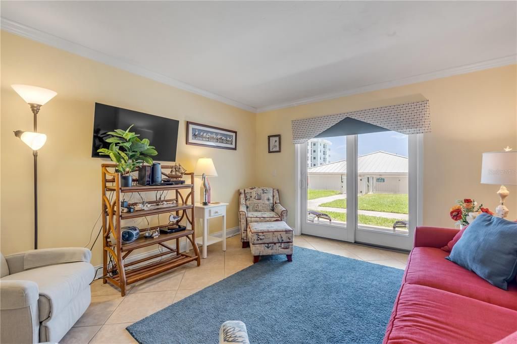 For Sale: $335,000 (1 beds, 1 baths, 758 Square Feet)