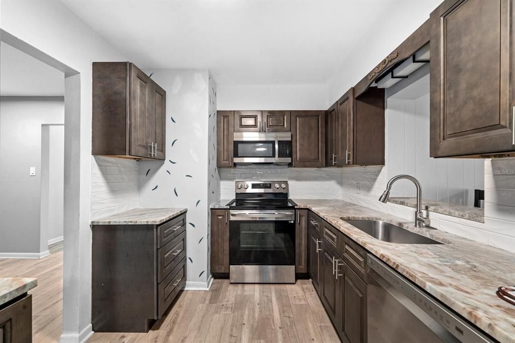 For Sale: $329,900 (2 beds, 1 baths, 1868 Square Feet)