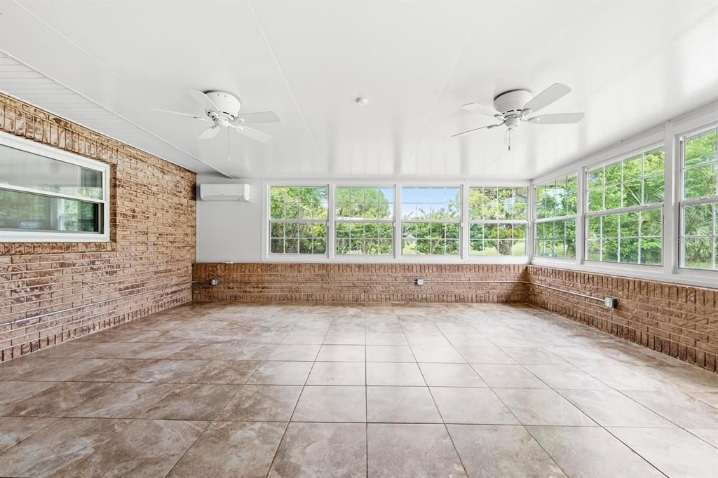 For Sale: $329,900 (2 beds, 1 baths, 1868 Square Feet)