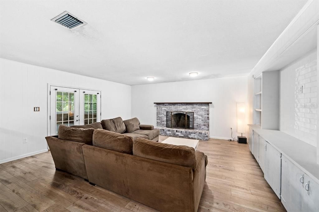 For Sale: $329,900 (2 beds, 1 baths, 1868 Square Feet)