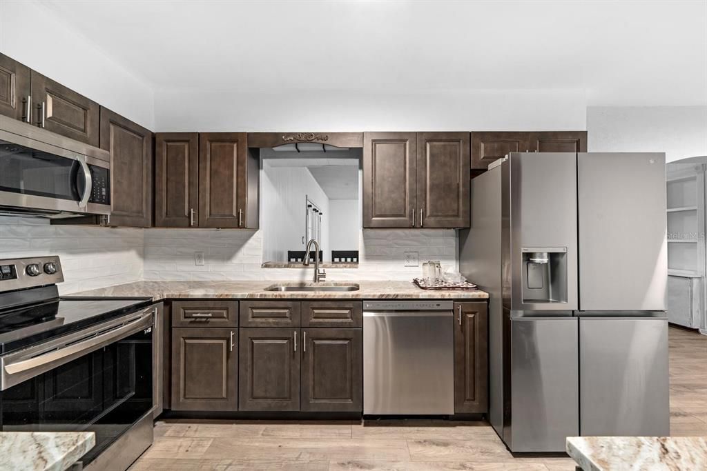 For Sale: $329,900 (2 beds, 1 baths, 1868 Square Feet)