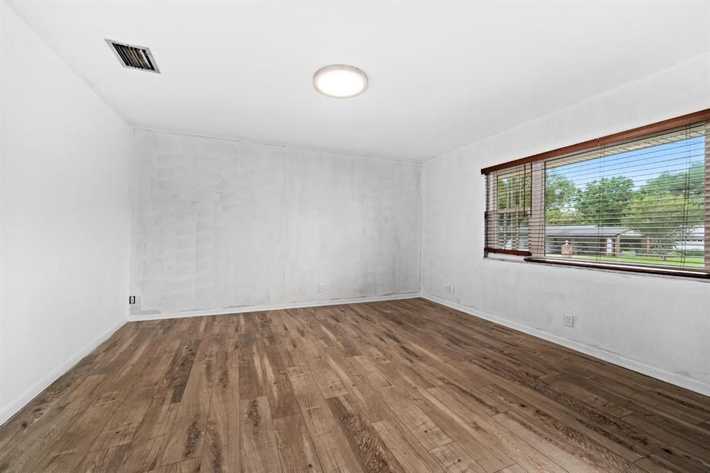 For Sale: $329,900 (2 beds, 1 baths, 1868 Square Feet)