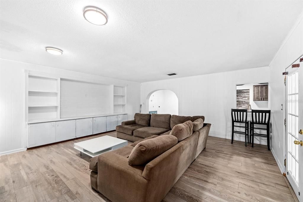 For Sale: $329,900 (2 beds, 1 baths, 1868 Square Feet)