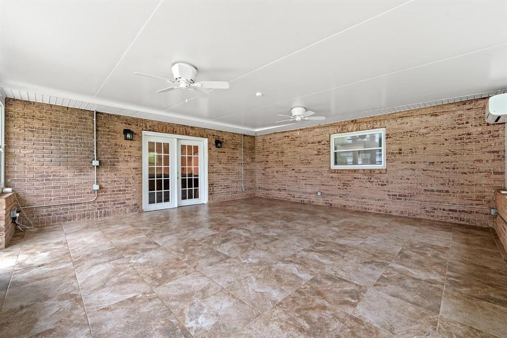 For Sale: $329,900 (2 beds, 1 baths, 1868 Square Feet)