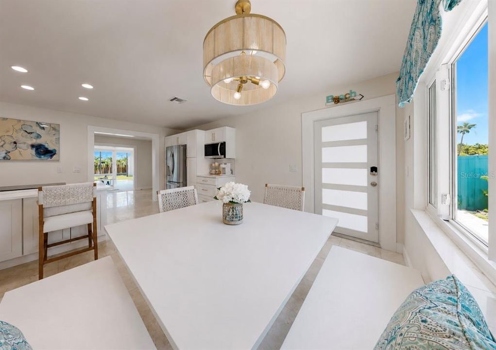 For Sale: $549,900 (2 beds, 2 baths, 1332 Square Feet)