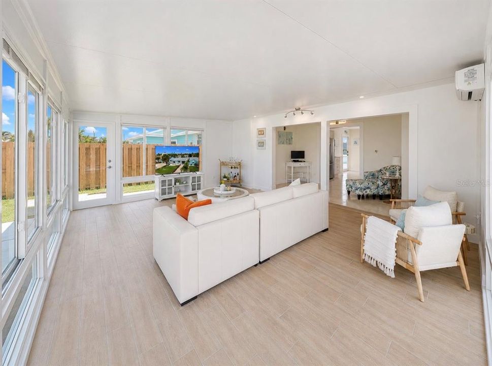 For Sale: $549,900 (2 beds, 2 baths, 1332 Square Feet)