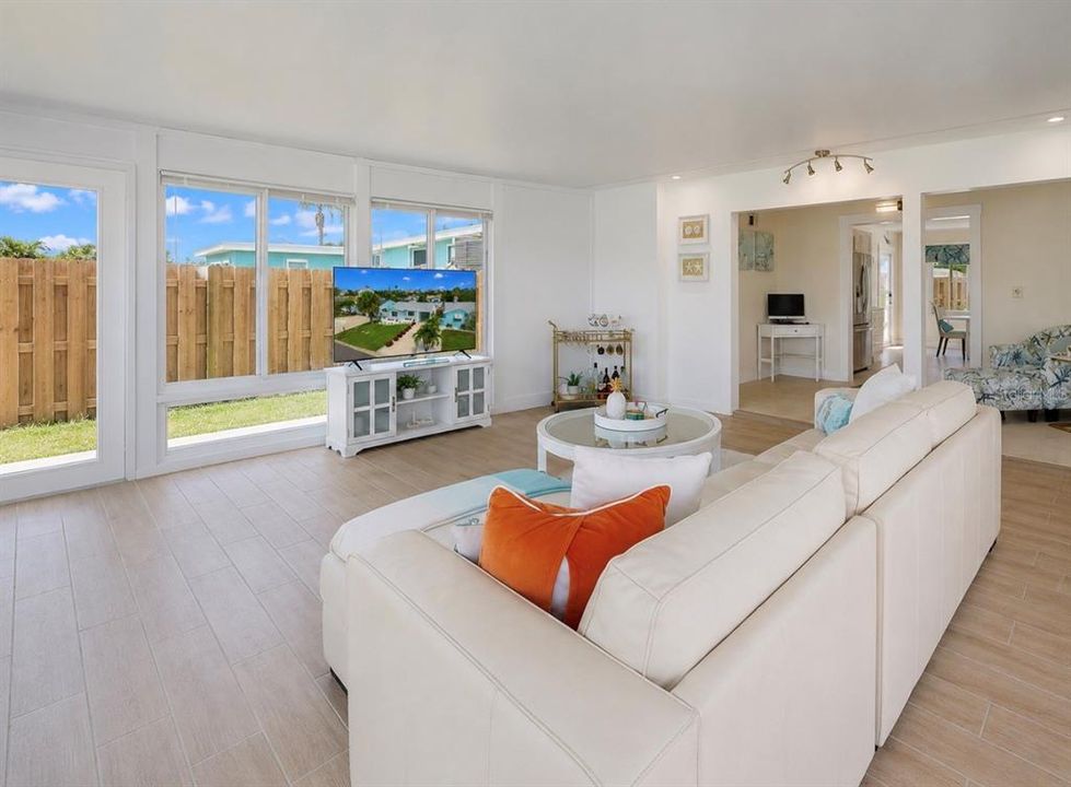 For Sale: $549,900 (2 beds, 2 baths, 1332 Square Feet)