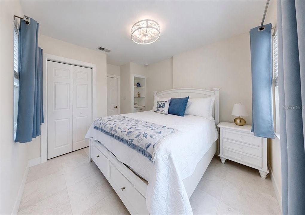 For Sale: $549,900 (2 beds, 2 baths, 1332 Square Feet)
