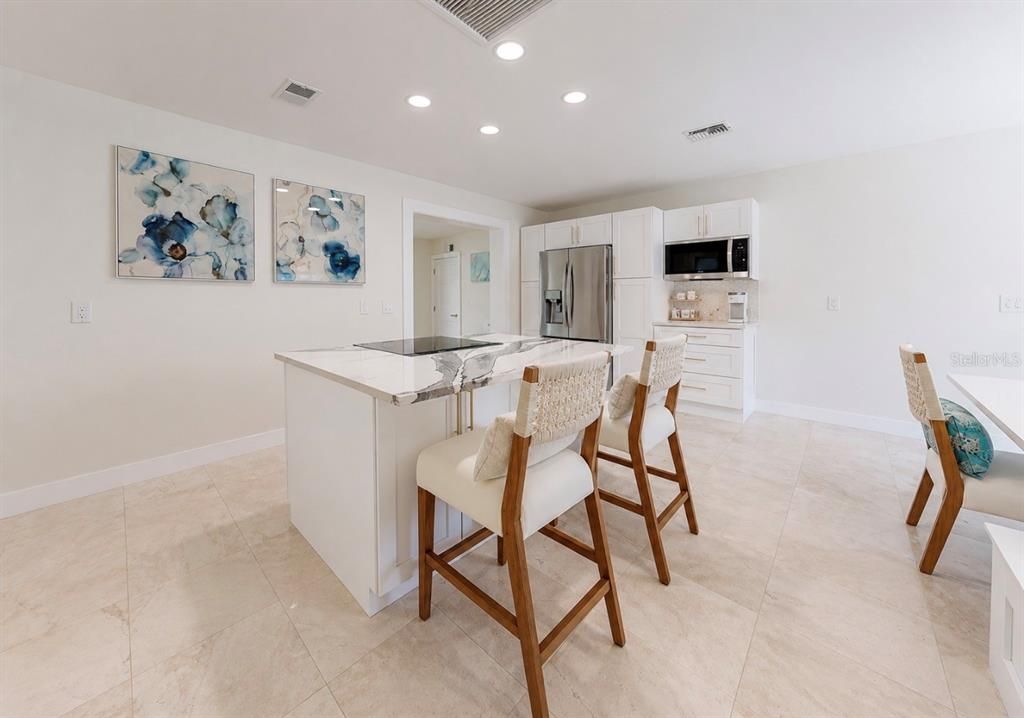 For Sale: $549,900 (2 beds, 2 baths, 1332 Square Feet)