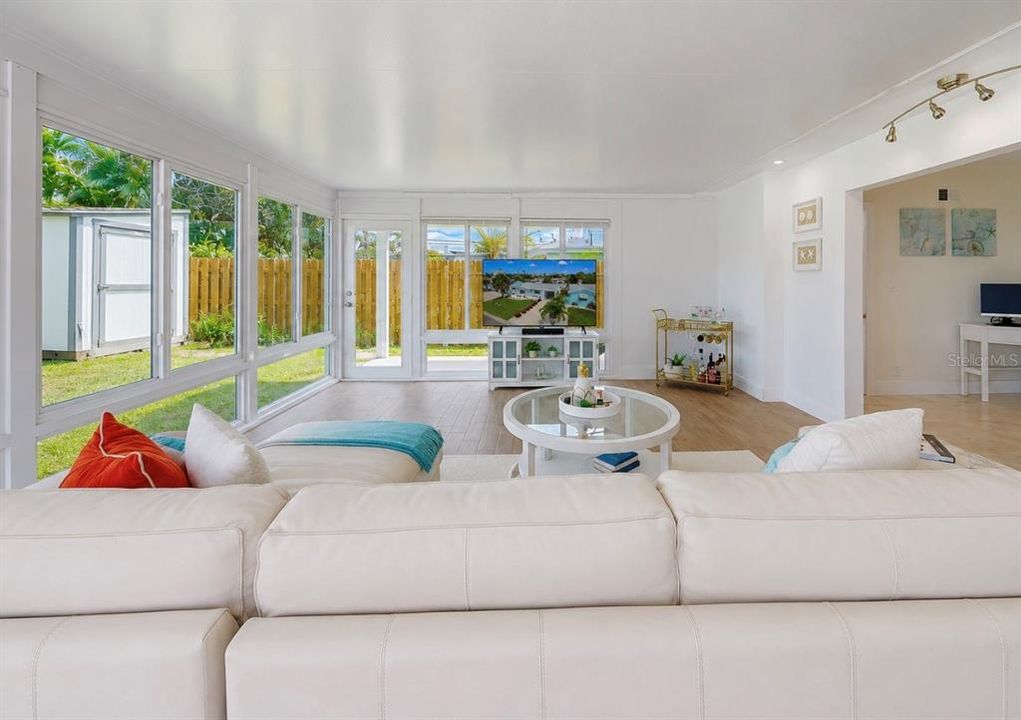 For Sale: $549,900 (2 beds, 2 baths, 1332 Square Feet)