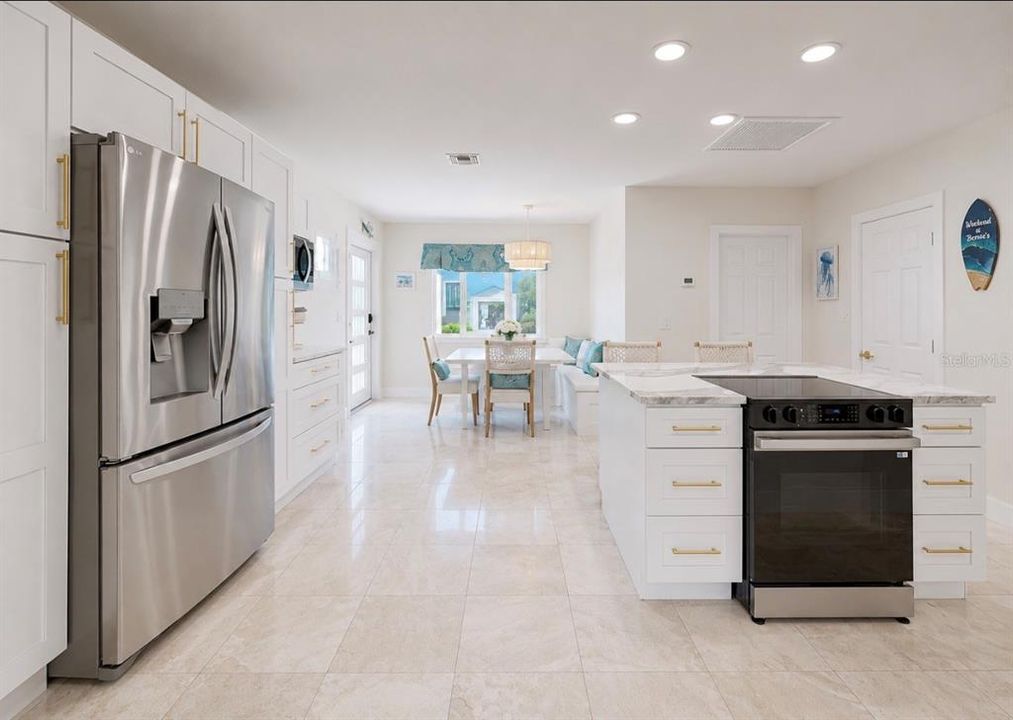 For Sale: $549,900 (2 beds, 2 baths, 1332 Square Feet)