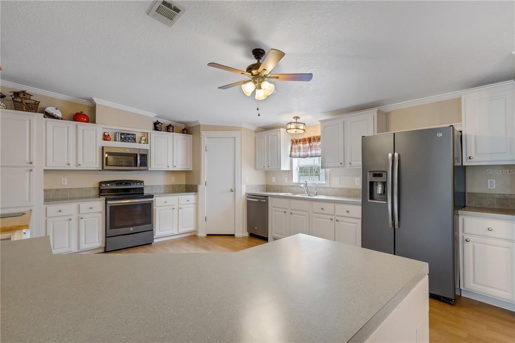 For Sale: $365,000 (4 beds, 2 baths, 2280 Square Feet)