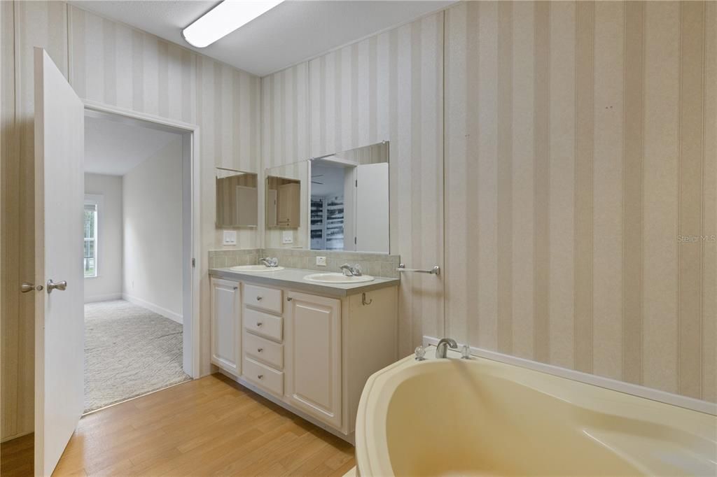 For Sale: $365,000 (4 beds, 2 baths, 2280 Square Feet)