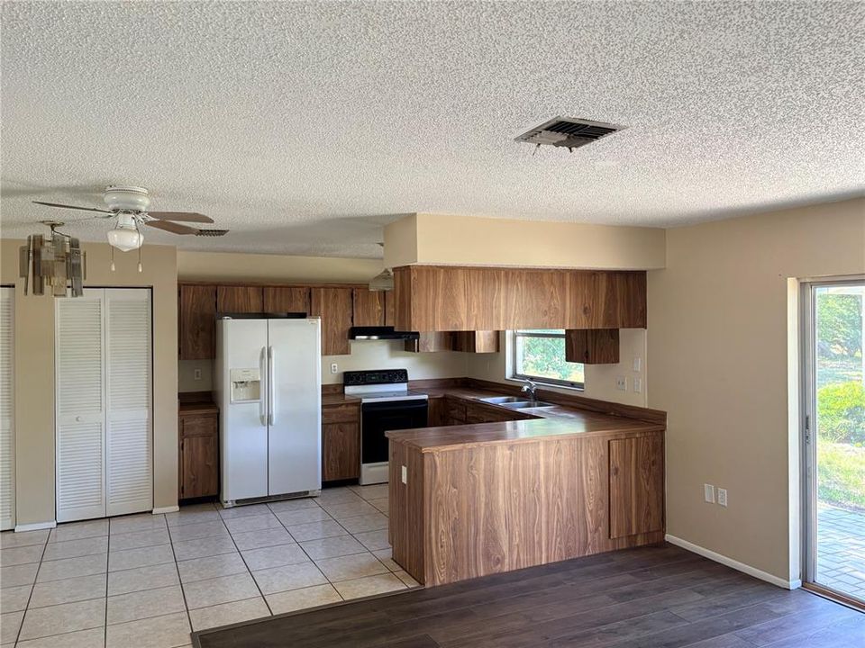 For Sale: $219,000 (3 beds, 2 baths, 1051 Square Feet)