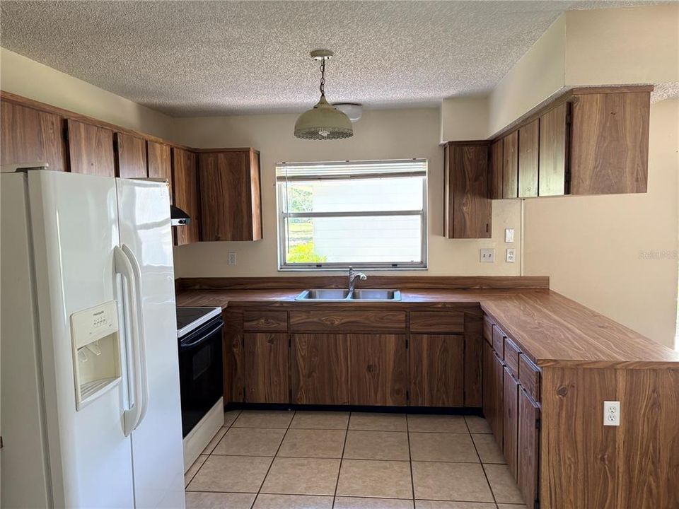For Sale: $219,000 (3 beds, 2 baths, 1051 Square Feet)