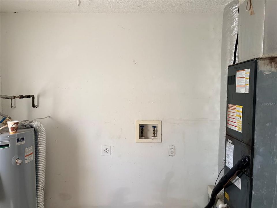For Sale: $219,000 (3 beds, 2 baths, 1051 Square Feet)