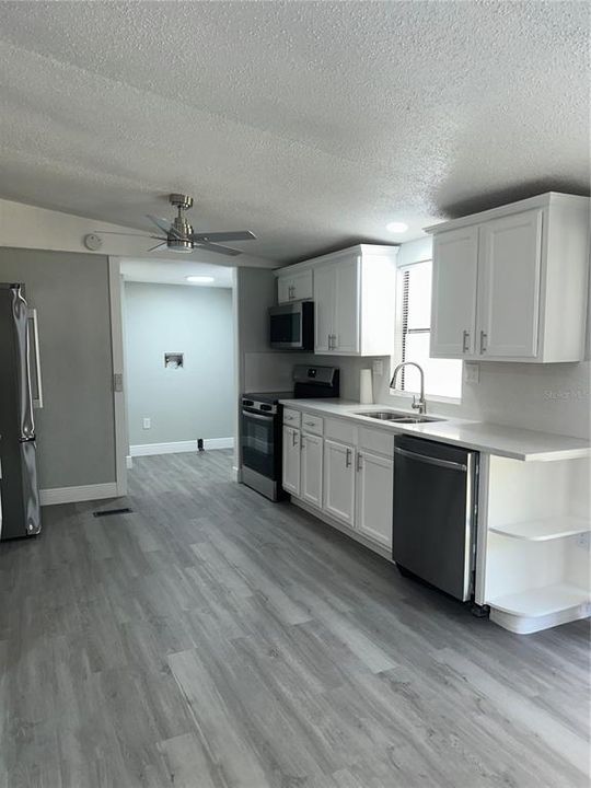 For Sale: $295,000 (3 beds, 2 baths, 1144 Square Feet)