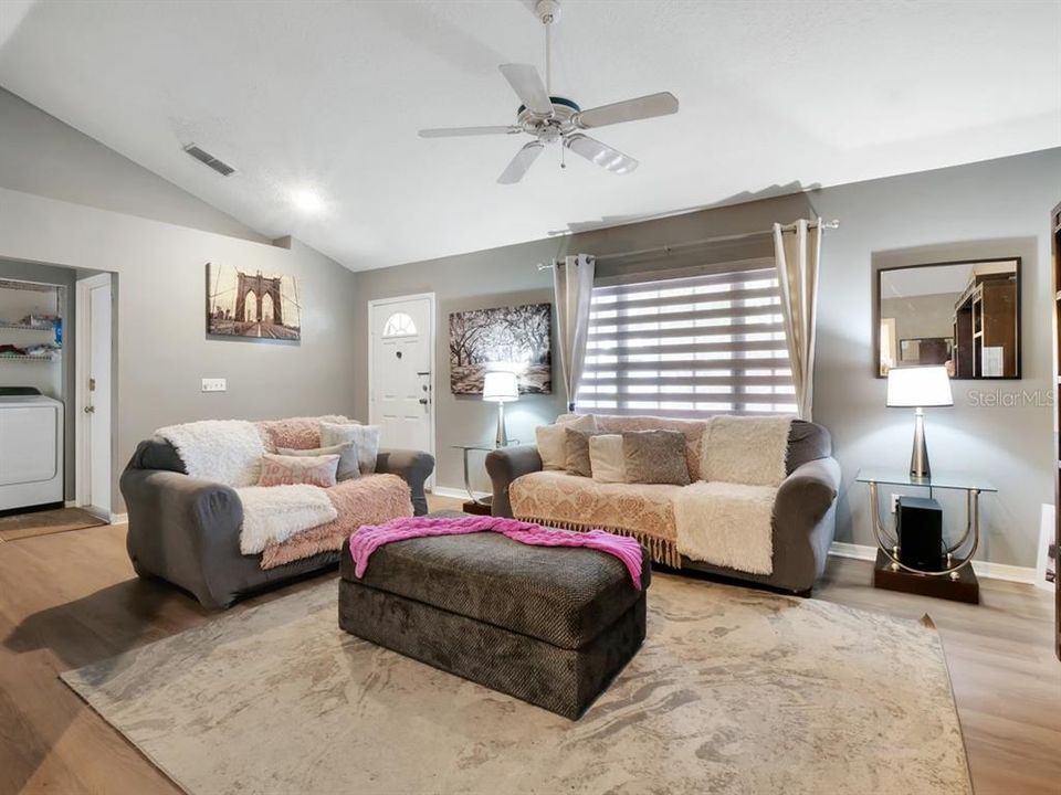 En Venta: $415,000 (4 camas, 2 baños, 1490 Pies cuadrados)