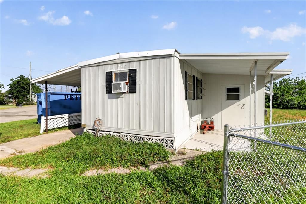 For Sale: $109,000 (2 beds, 1 baths, 564 Square Feet)