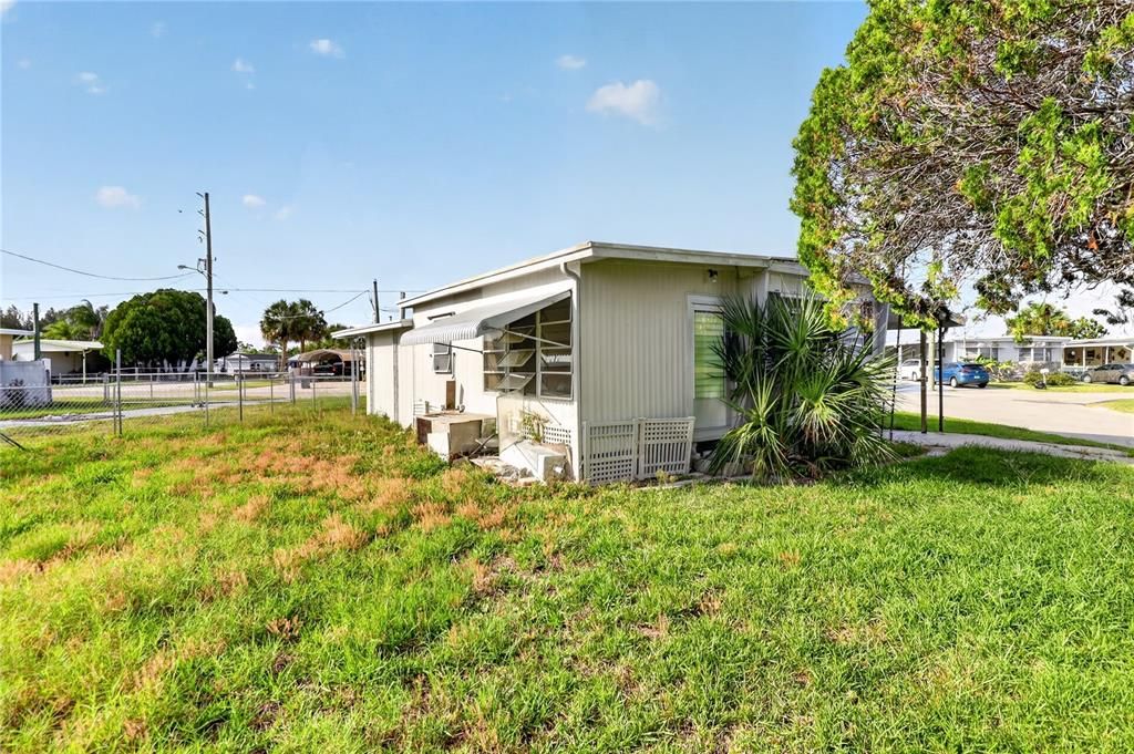 For Sale: $109,000 (2 beds, 1 baths, 564 Square Feet)